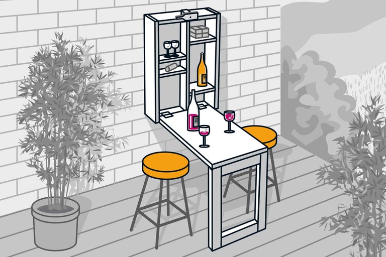 Table pliante murale avec compartiment de rangement, tabourets de bar, bouteilles de vin et verres à vin sur une terrasse