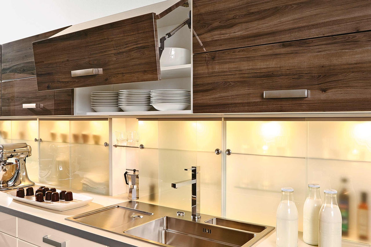 Cuisine moderne avec façades en bois et évier en acier inoxydable