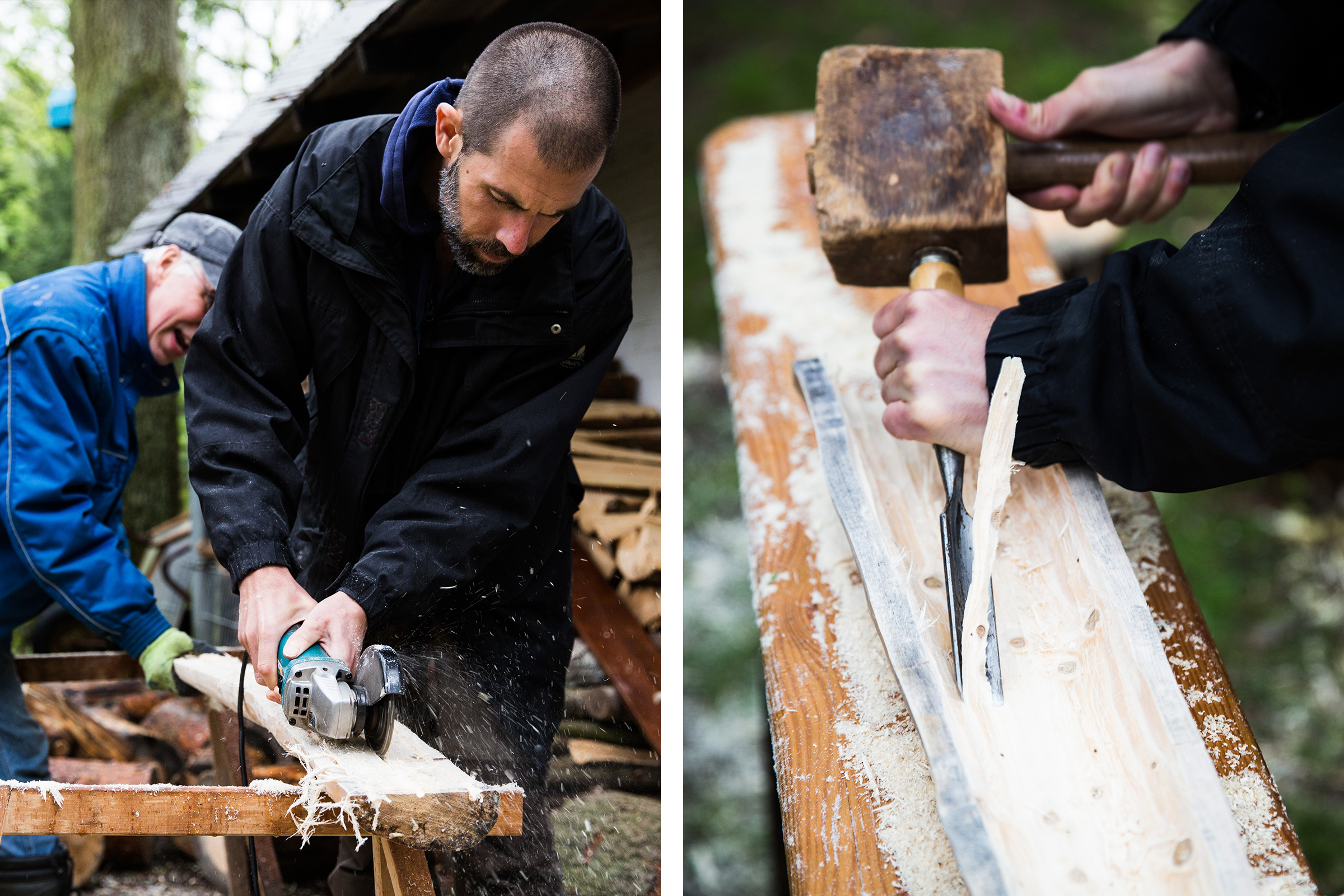 Zwei Handwerker bearbeiten Holz mit einem Winkelschleifer und einem Stecheisen mit Holzhammer