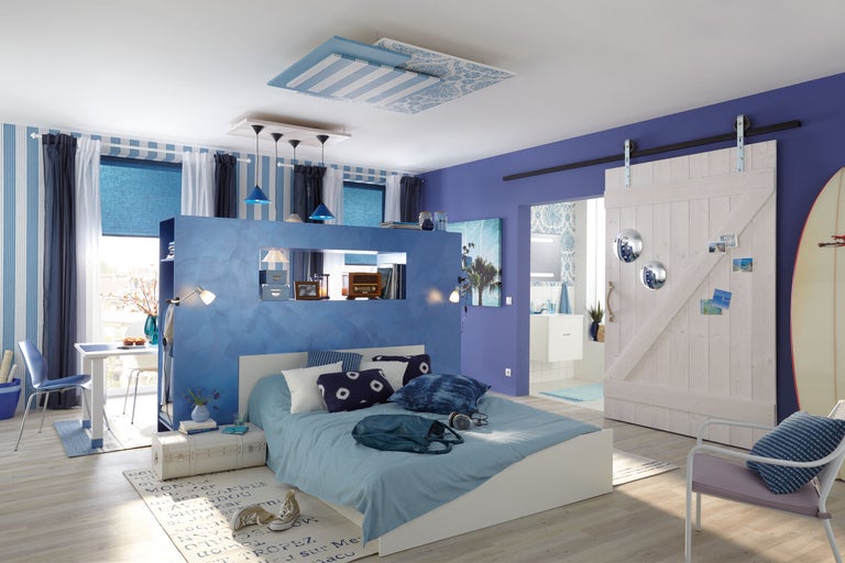 Helles Schlafzimmer im maritimen Stil mit Bett, Schiebetür und Dekoration