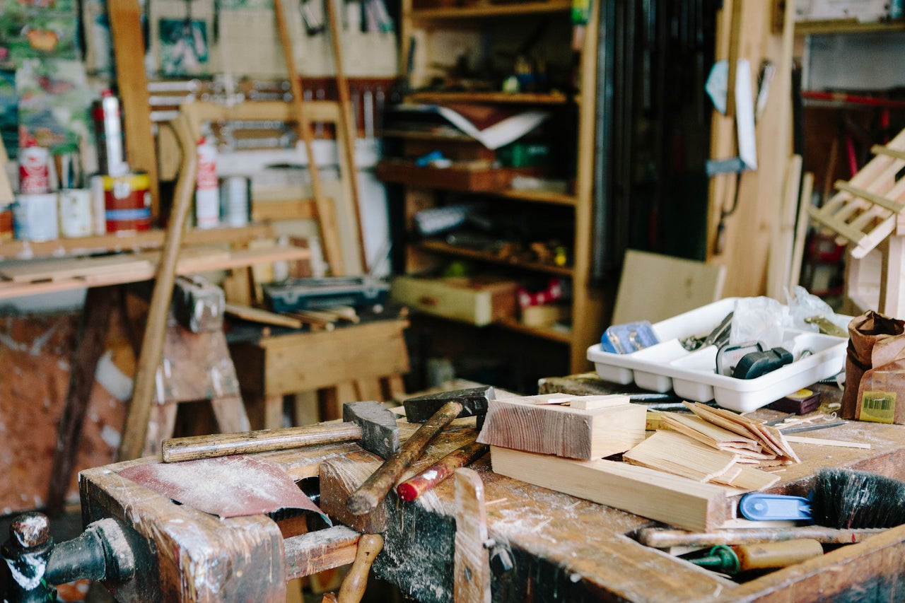 Scène d'atelier avec établi, outils et bois