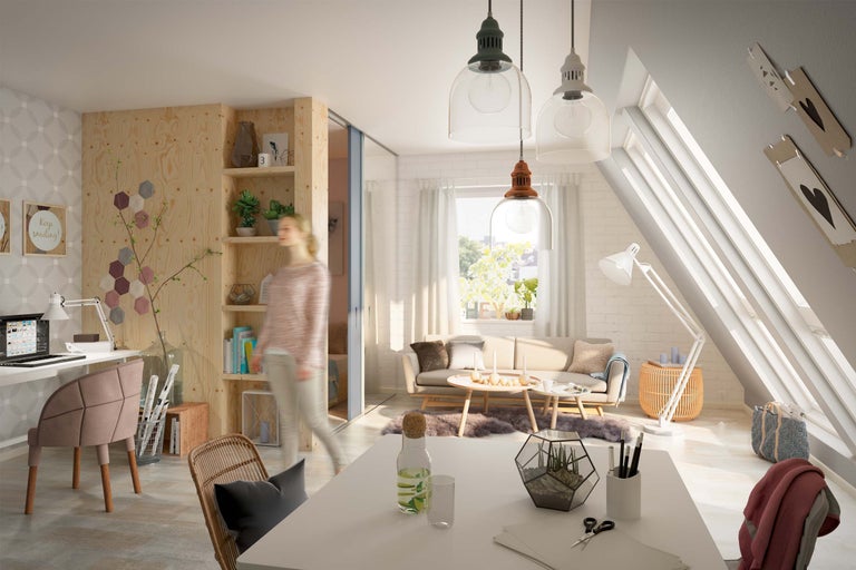 Pièce mansardée lumineuse avec espace de travail, coin salon et étagère en bois