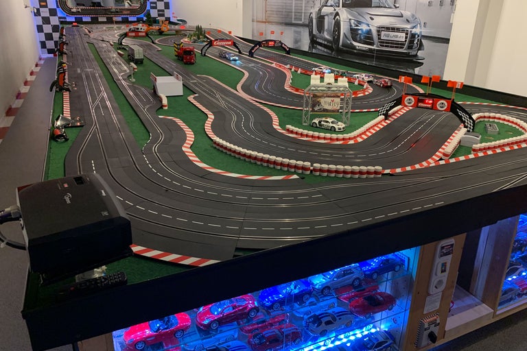Carrera Autorennbahn mit Modellautos und Zubehör