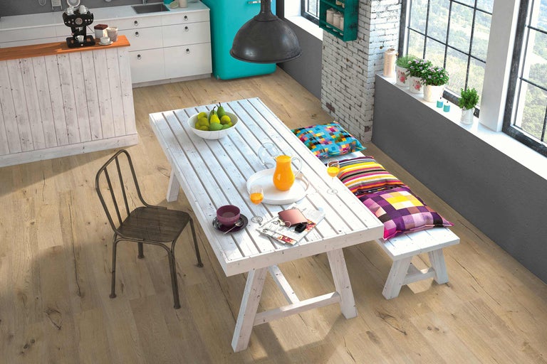 Scène de cuisine avec table à manger, chaise, banc et décoration sur plancher en bois
