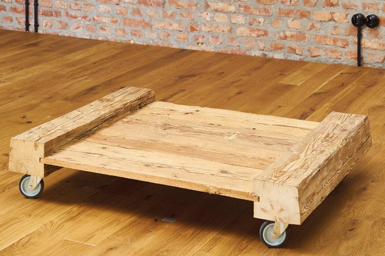 Plateau en bois sur roulettes pour l'intérieur