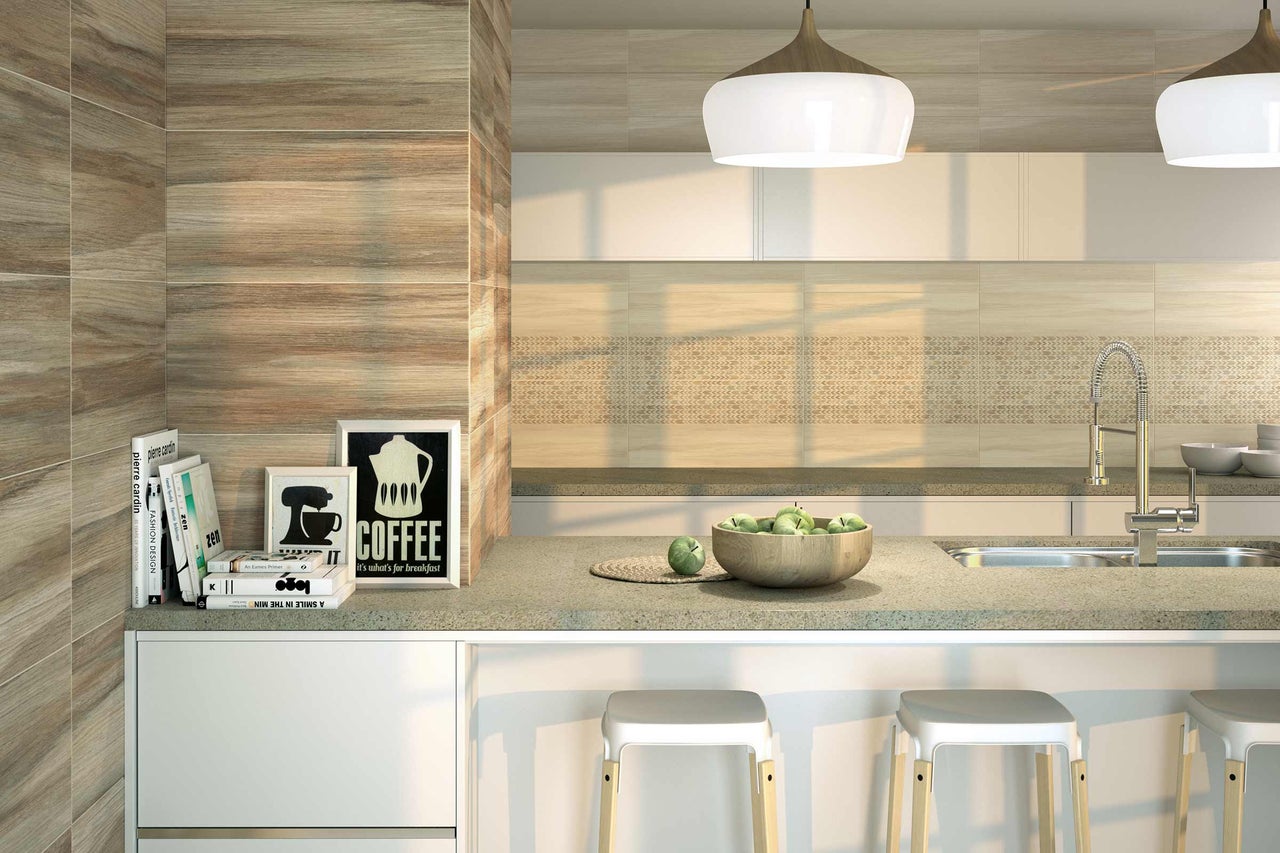 Küchenszene mit Holzbodenfliesen, Spüle, Obstschale und Barhockern