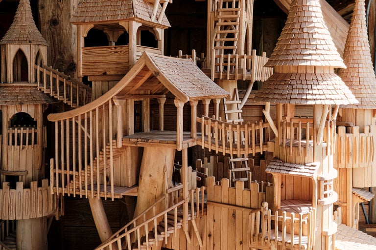 Modèle de cabane en bois avec plusieurs niveaux, escaliers et tours