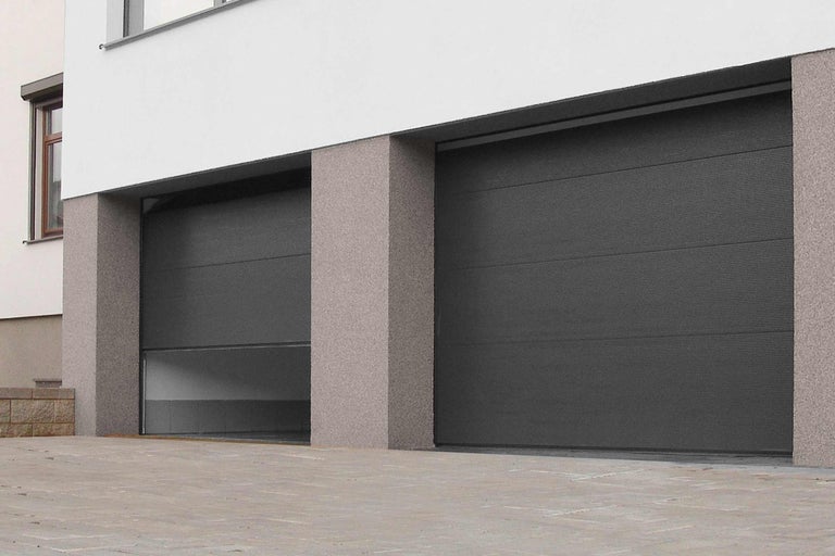 Deux portes de garage sur une maison moderne, dont une est partiellement ouverte.