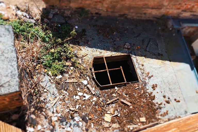 Vue à l'intérieur d'un puits avec une grille de protection