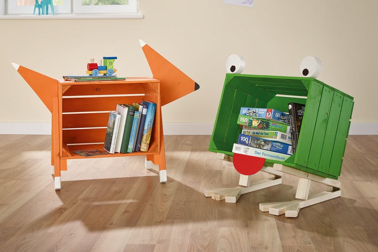 Décoration de chambre d'enfant avec une bibliothèque en forme de tanière de renard et une bibliothèque en forme de grenouille