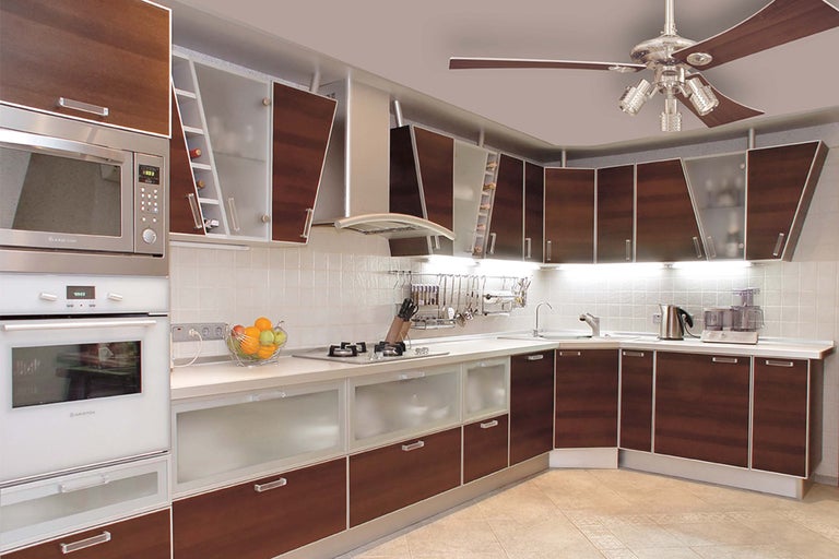 Cuisine claire avec appareils électriques et placards en bois