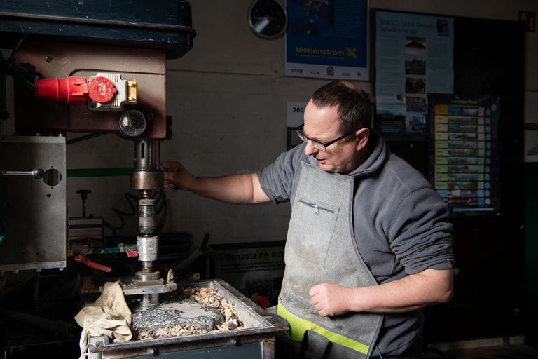 Un homme utilise une machine à découper la pierre dans la boutique en ligne Hornbach.