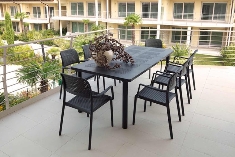 Groupe de salle à manger avec table et chaises sur une terrasse