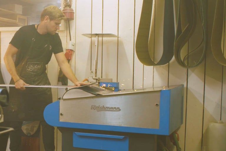 Mann bearbeitet Metallprodukt mit Reichmann Maschine