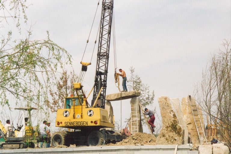 Installation eines Steintors mit einem Sennebogen-Kran