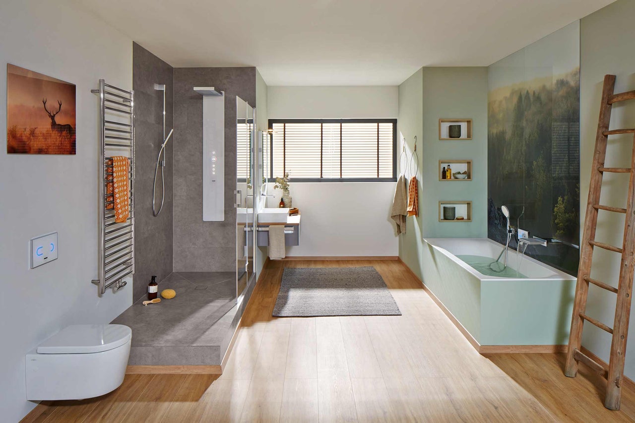 Helles Badezimmer mit Dusche, Waschbecken, Badewanne und Toilette