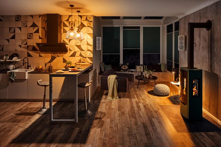 Espace de vie avec cuisine, coin salon, cheminée et plancher en bois