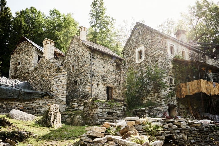 Paysage avec des maisons en pierre rustiques dans un environnement rural