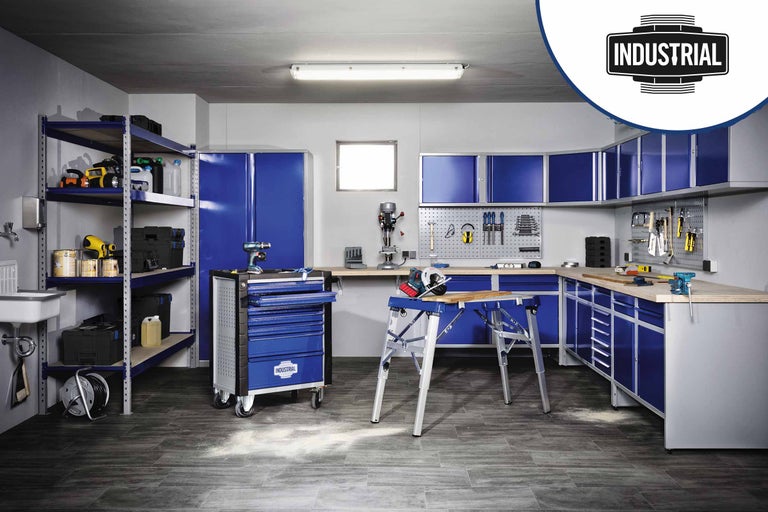Atelier avec établi, armoire à outils, servante d'atelier, étagères et outils pour l'organisation de l'atelier.