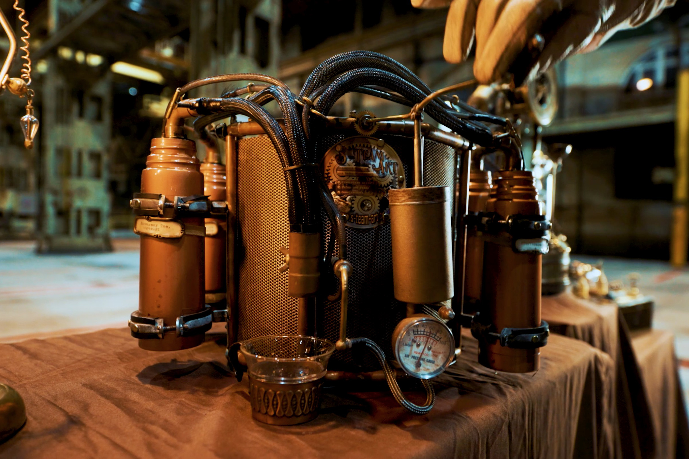 Komplexes Steampunk-Gerät mit Rohren, Manometer und dekorativen Elementen.
