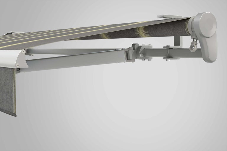 Markise mit grauer Stoffbespannung und Streifen