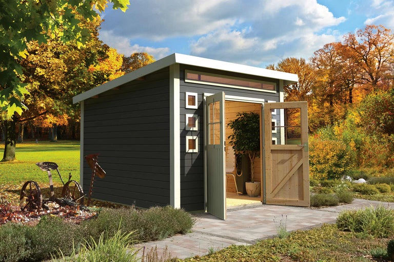 Abri de jardin avec portes en bois ouvertes dans un jardin