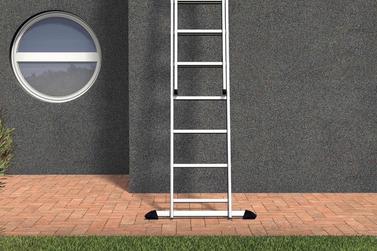 Une échelle blanche est appuyée contre un mur gris avec une fenêtre ronde.