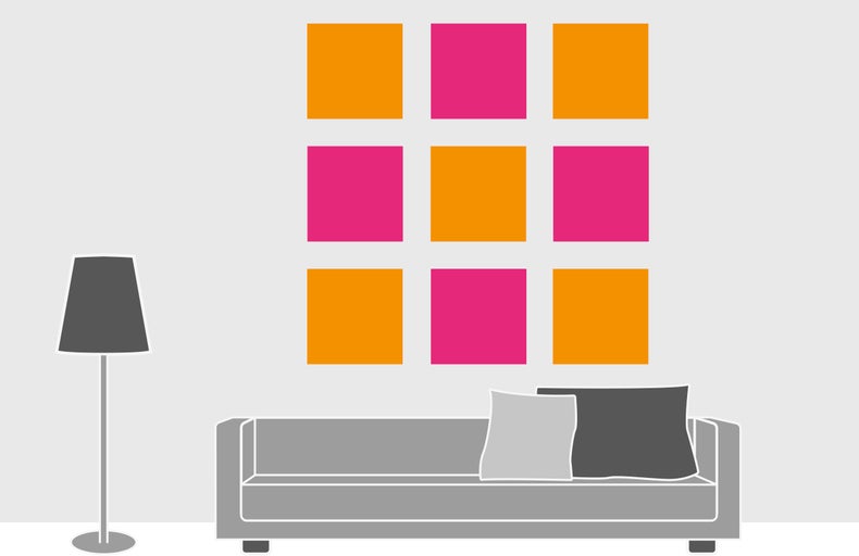 Wohnzimmer mit Sofa, Stehlampe und Wanddekoration mit quadratischen Bildern