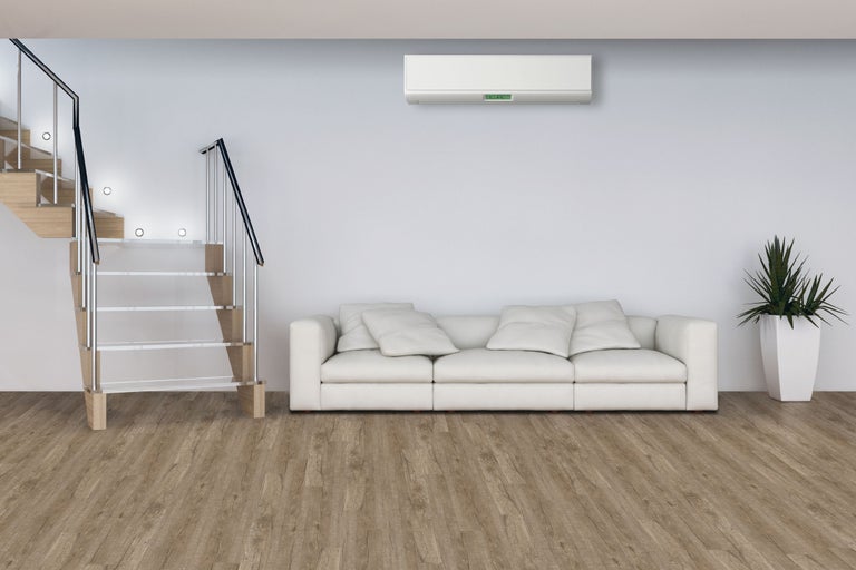 Heller Wohnraum mit Treppe, Klimaanlage, Sofa und Zimmerpflanze