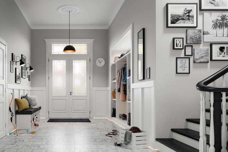 Couloir avec vestiaire, banc, miroir, photos et escalier