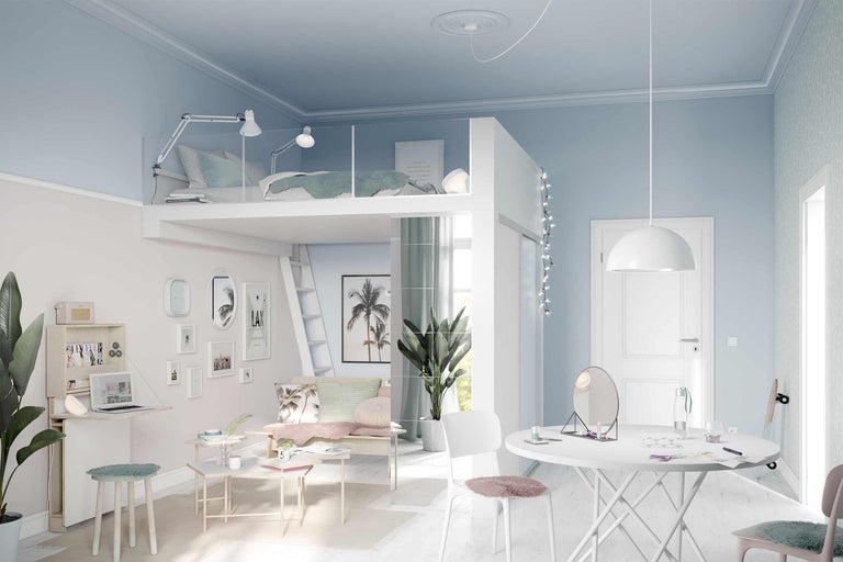 Chambre lumineuse avec lit mezzanine, bureau, table et chaises