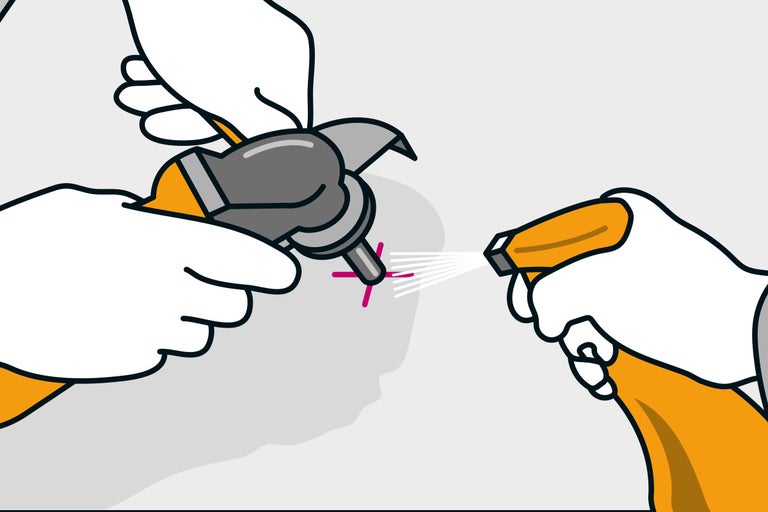 Illustration : Nettoyage d’un sécateur avec un spray nettoyant