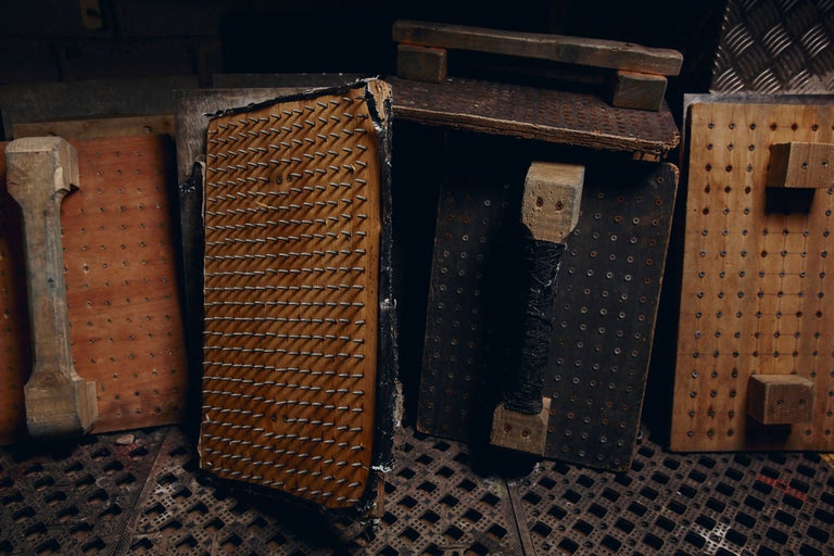 Plusieurs planches en bois avec des clous et des trous comme outils