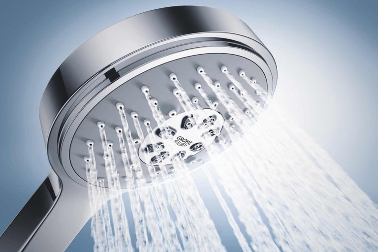 Brausekopf mit Wasserstrahl und Grohe Logo