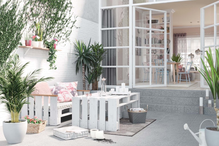 Aussenbereich mit Palettenmöbeln, Pflanzen und Dekorationen für Terrasse oder Garten.