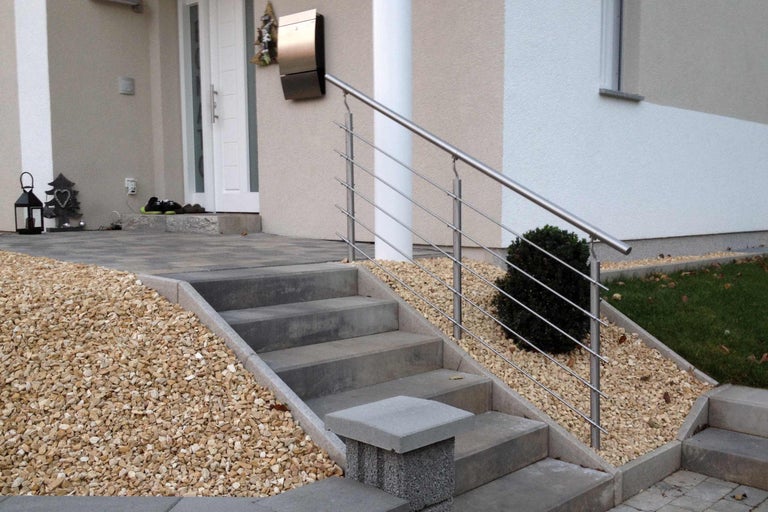 Aussentreppe aus Beton mit Edelstahlgeländer vor einem Haus