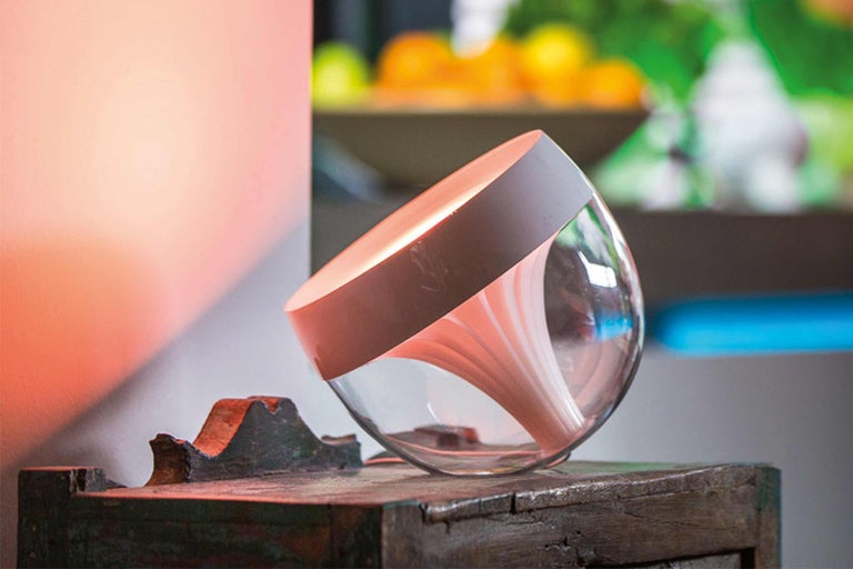 Lampe de table décorative avec abat-jour en verre transparent sur une table en bois