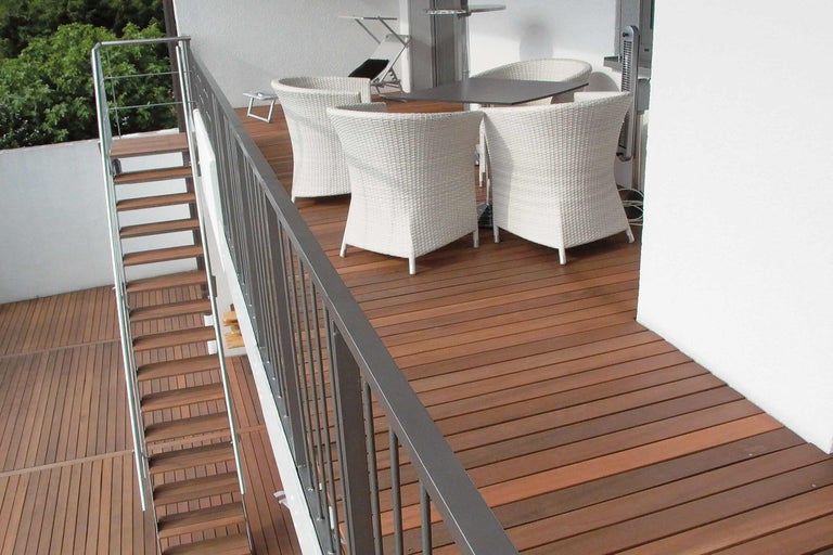 Terrasse avec platelage en bois, escalier et coin salon