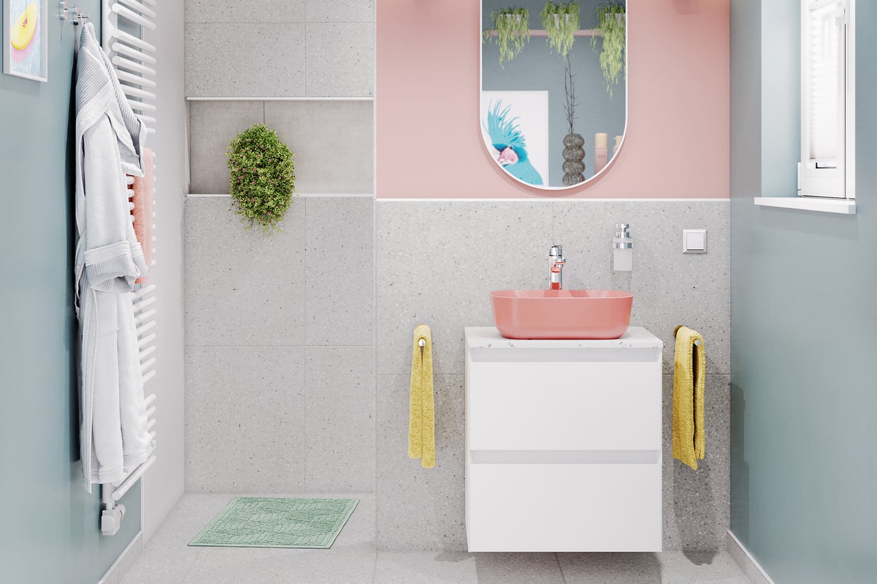 Salle de bains moderne avec lavabo, miroir et serviettes
