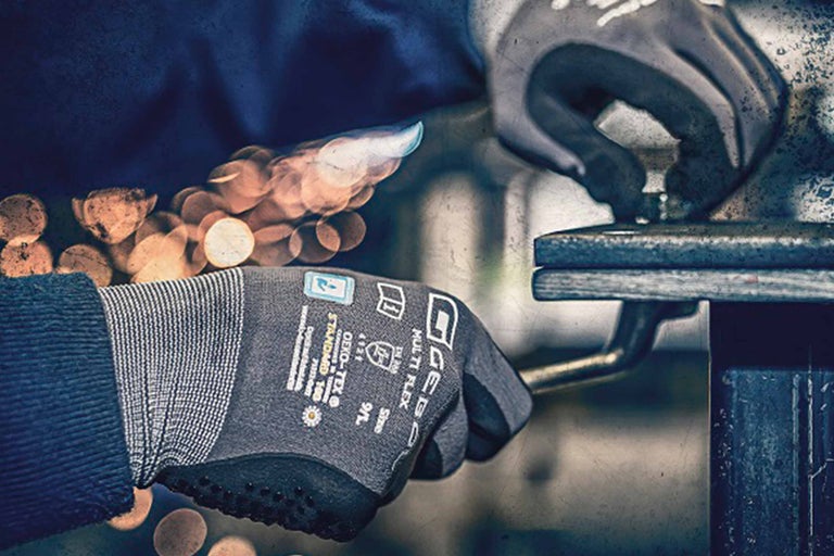 Gants de travail pour serrer une vis