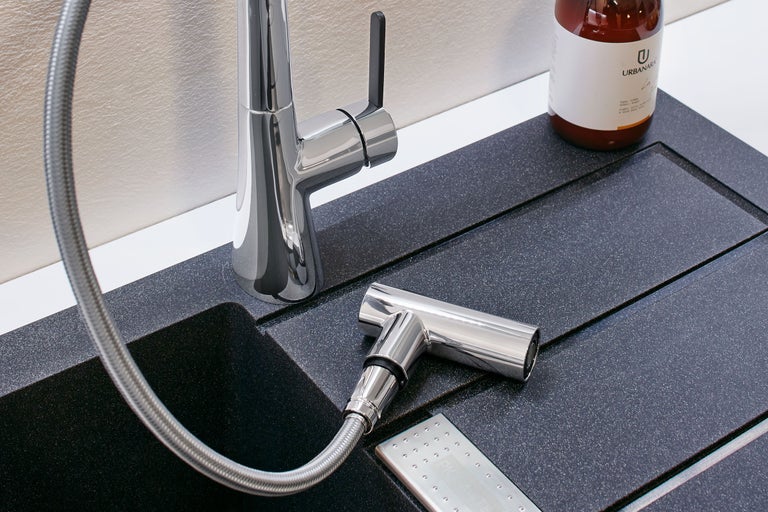 Robinet d'évier avec douchette extractible sur un évier