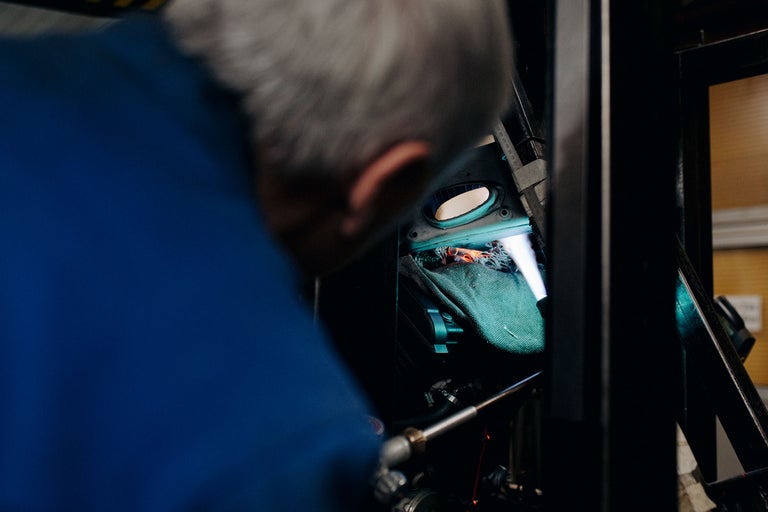 Mécanicien travaillant sur une machine avec des outils et une couverture