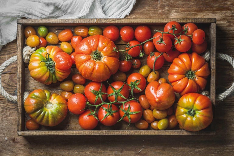 Caisse en bois avec différentes variétés de tomates