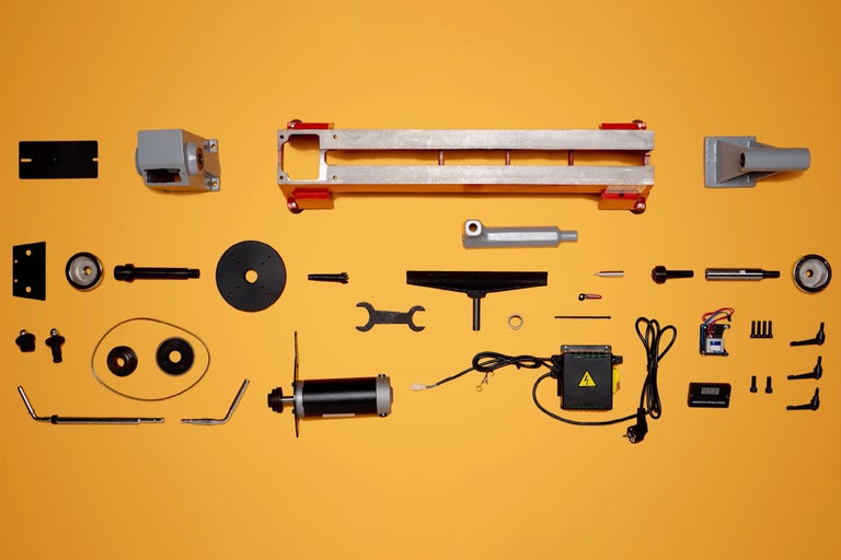 Einzelteile einer Drehbank aufgereiht