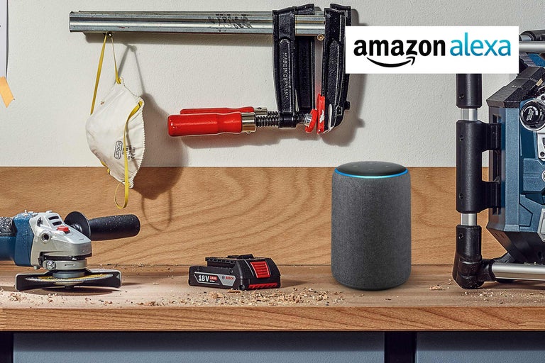 Scène d'atelier avec Amazon Alexa, meuleuse, batterie, serre-joints et masque respiratoire