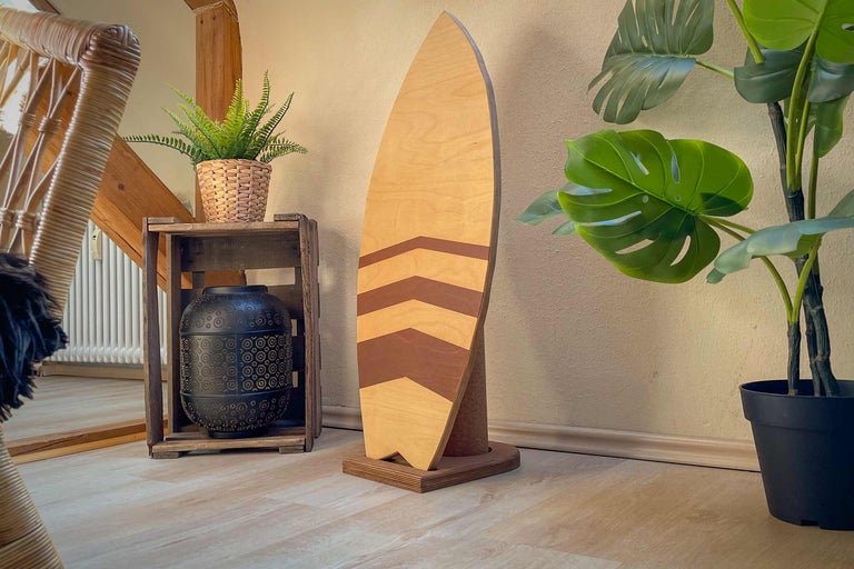 Planche de surf décorative en bois avec motif de flèches et plantes