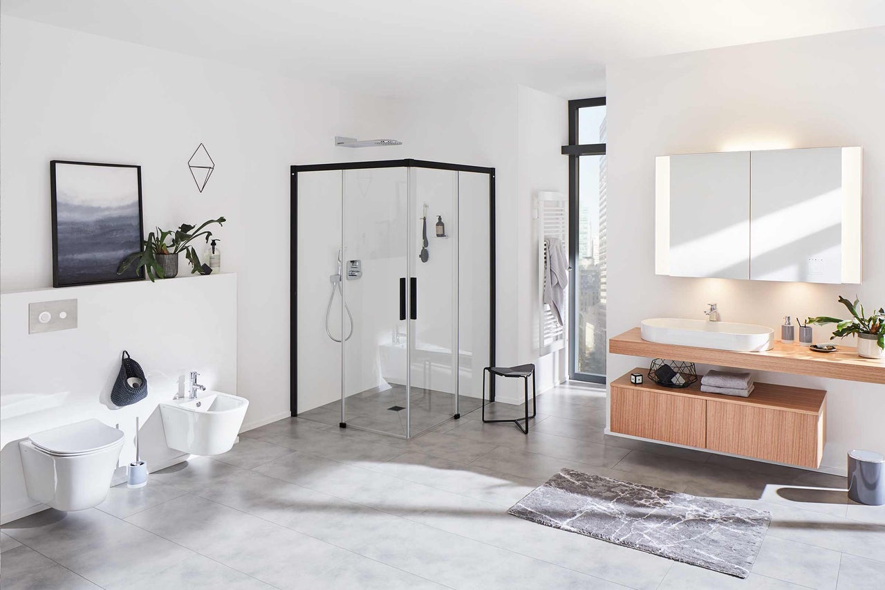Helles Badezimmer mit Dusche, Waschtisch und Toilette