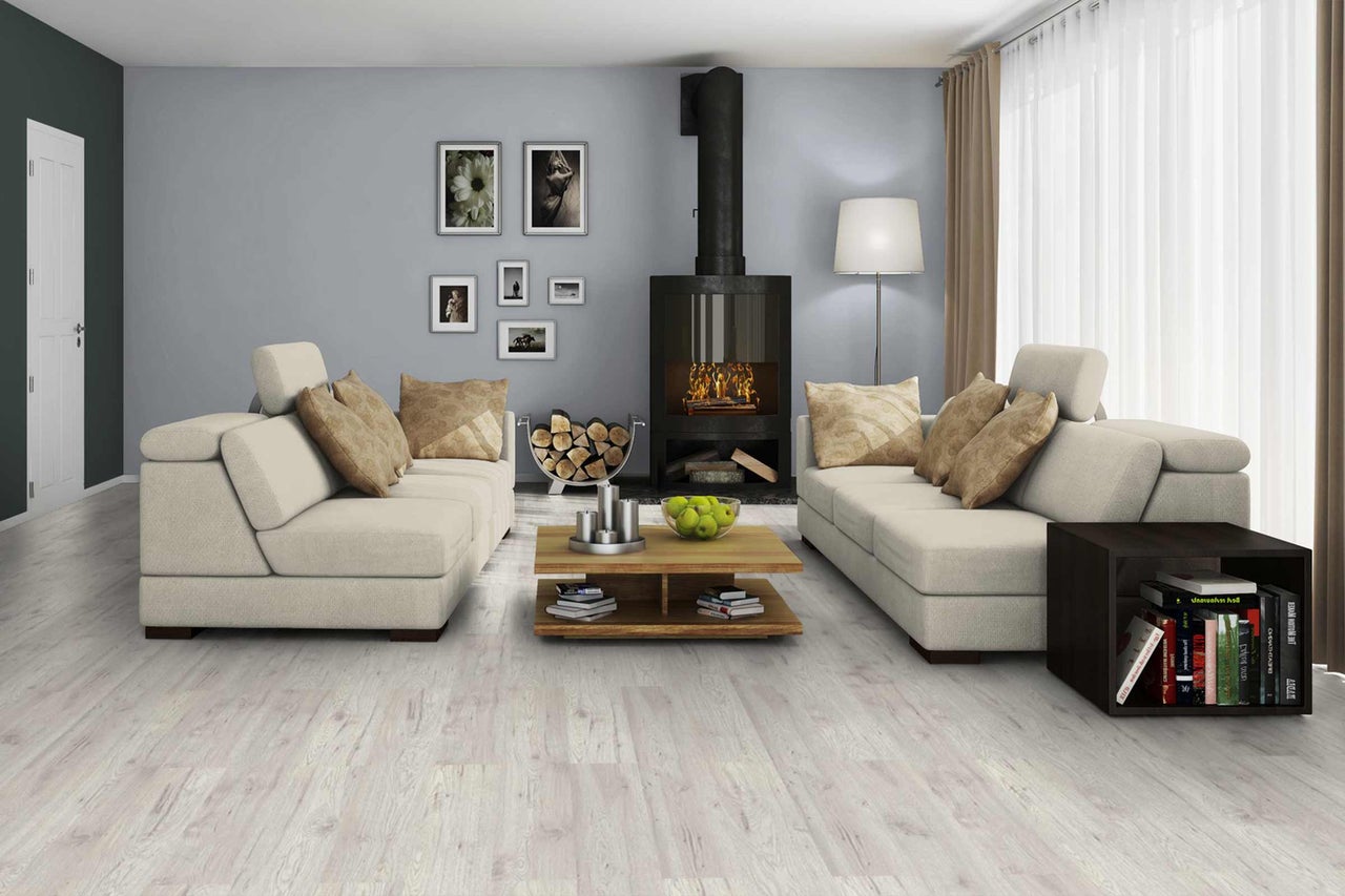 Salon lumineux avec deux canapés, cheminée et plancher en bois