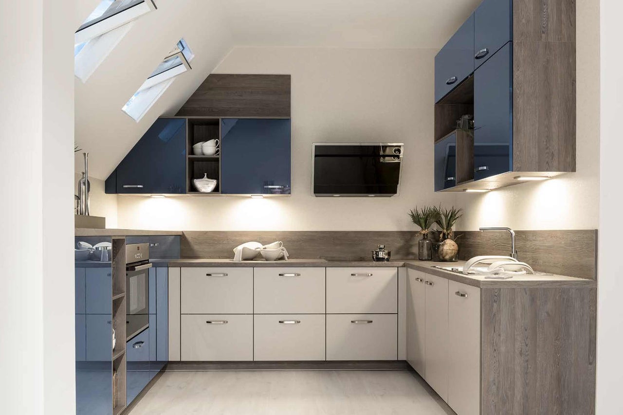 Cuisine claire avec placards intégrés et appareils de cuisine