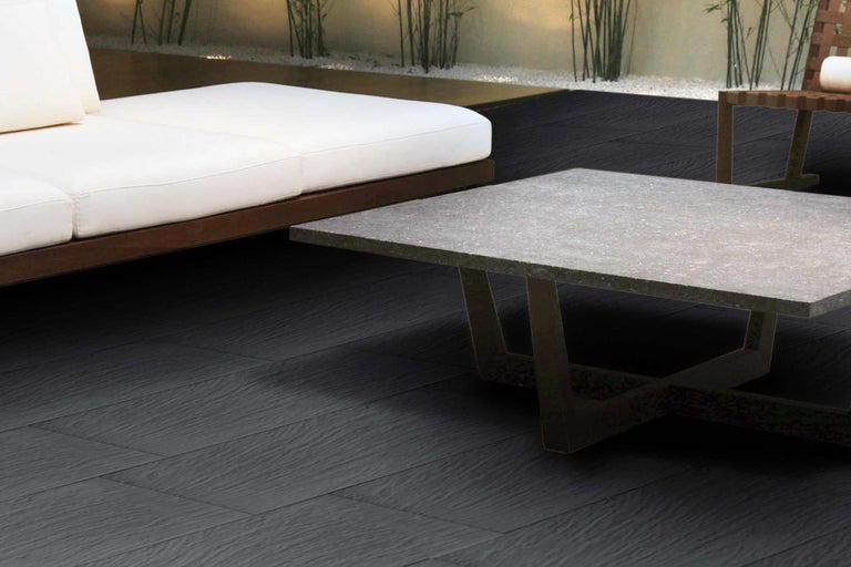 Terrasse avec mobilier de salon et lames de terrasse foncées